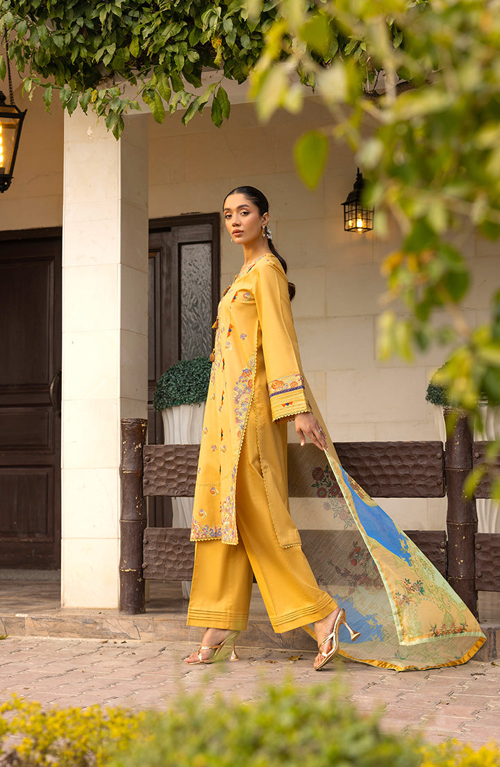 Sunehri Aura dupatta flowing under festive lighting